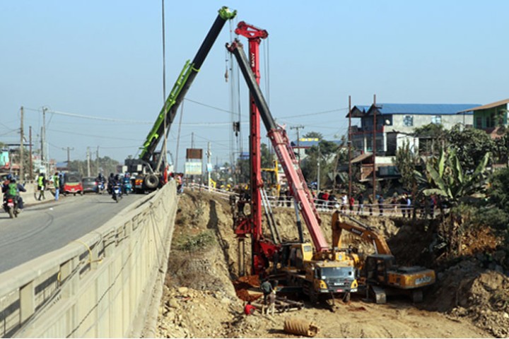 बुटवल-नारायणगढ सडक : काम सक्नुपर्ने बेलामा बल्ल १०% पूरा, खाल्डाखुल्डी र धूलोले सास्ती