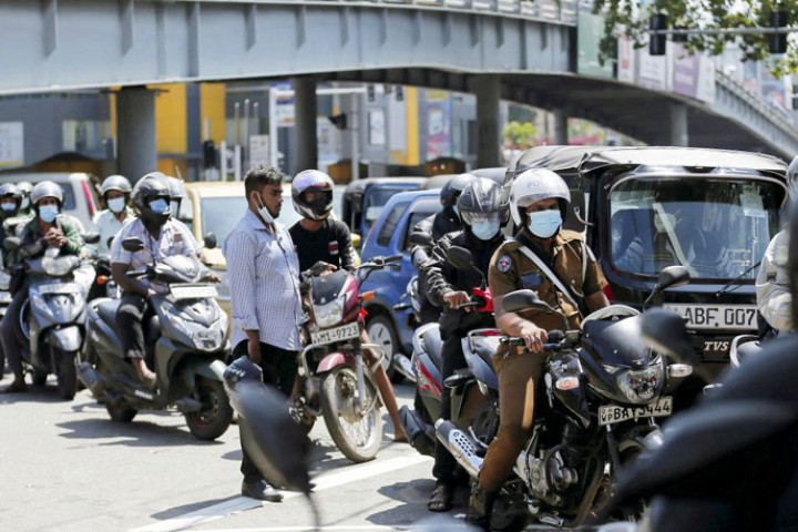 श्रीलंकामा पेट्रोलको चरम हाहाकार, लाइनमा उभिँदाउभिँदै २ जनाको मृत्यु