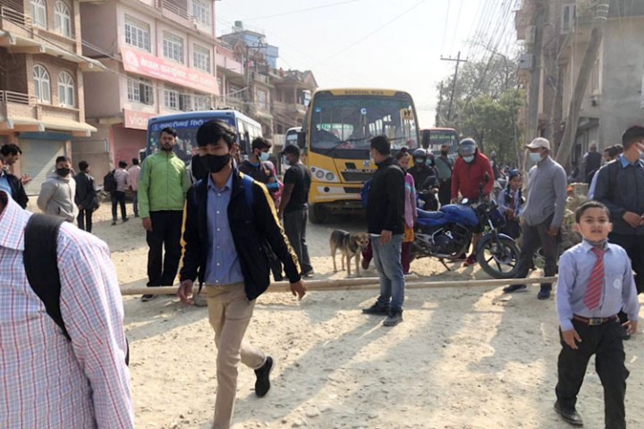 चाबहिल-साँखु सडक अवरुद्ध, थलीमा स्थानीयले गराए बन्द