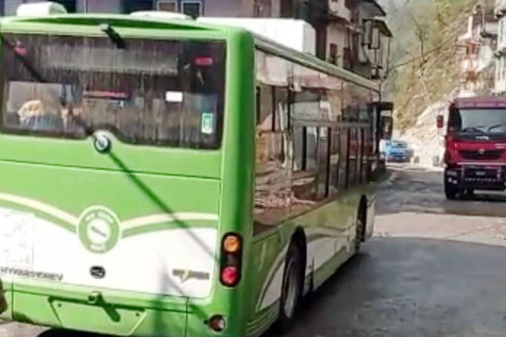 साझाका ३ वटा विद्युतीय बस नेपाल आइपुगे, अर्को साताबाट सडकमा गुडाइने