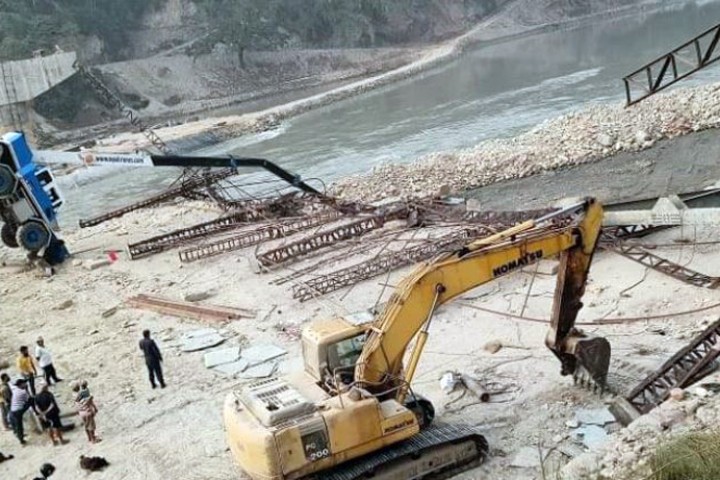 कालीगण्डकीमा निर्माणाधीन पुल भत्कियो, ८ कामदार घाइते