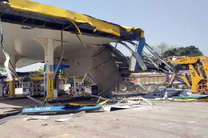 सांसदको पेट्रोल पम्पमा मुख्यमन्त्रीले डोजर चलाएपछि...