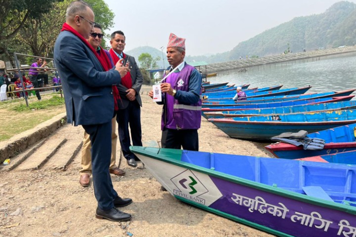 सिभिल बैंकको नगदरहित अभियान बेगनासमा, अब डुंगा चढेको क्यूआरबाट भुक्तानी
