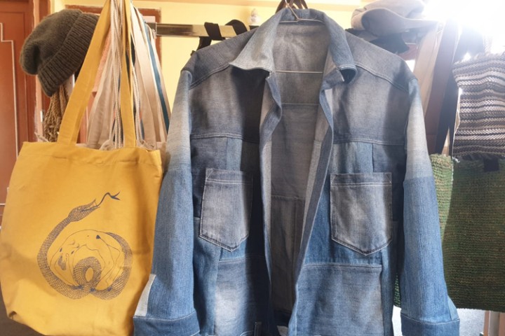 ३ विद्यार्थीले जन्माएको ‘सम्सरा क्रिएसन’, जसले पुराना कपडाबाट बनाउँछ नयाँ झोला र कपडा