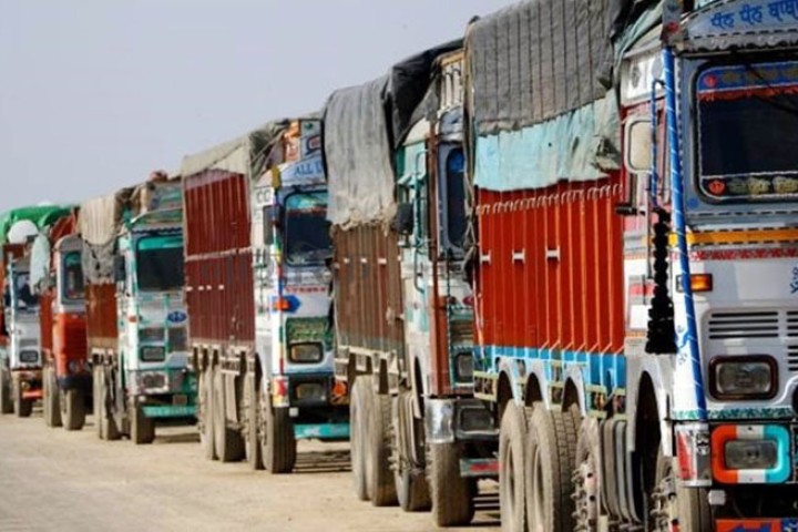पेट्रोलियम पदार्थको मूल्यवृद्धिको विरोधमा ढुवानी सेवा बन्द