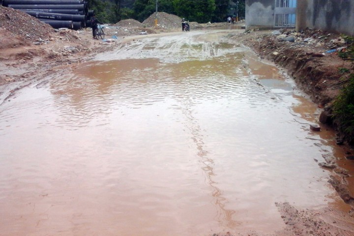 गाडी गुड्ने काठमाडौंकै सडक पोखरी बनेपछि...