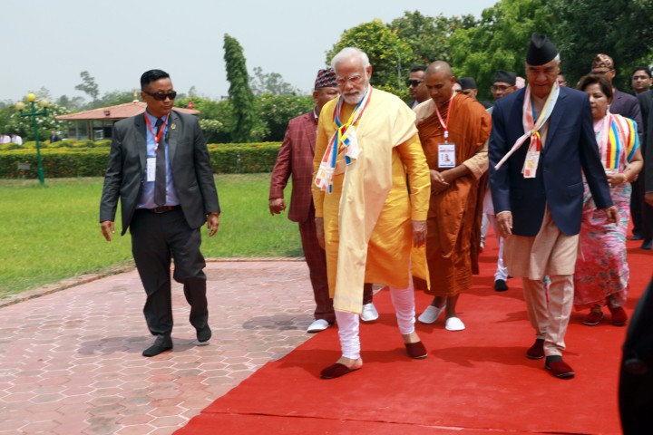 वायुसेनाको विशेष हेलिकोप्टरबाट लुम्बिनी आइपुगे मोदी