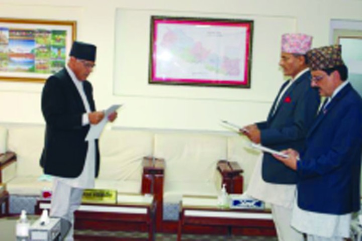 राष्ट्र बैंकका सञ्चालकद्वय सिवाकोटी र आचार्यद्वारा शपथ ग्रहण