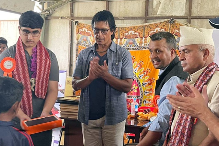 चांगन अटोद्धारा विद्यालयलाई ट्याब्लेट वितरण