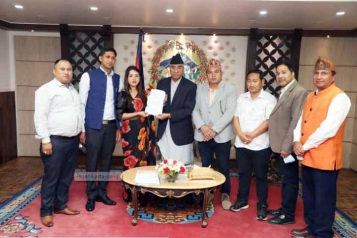 सेयर लगानीकर्ताले प्रधानमन्त्रीलाई बुझाए ज्ञापनपत्र, यस्ता छन् ४ बुँदे माग