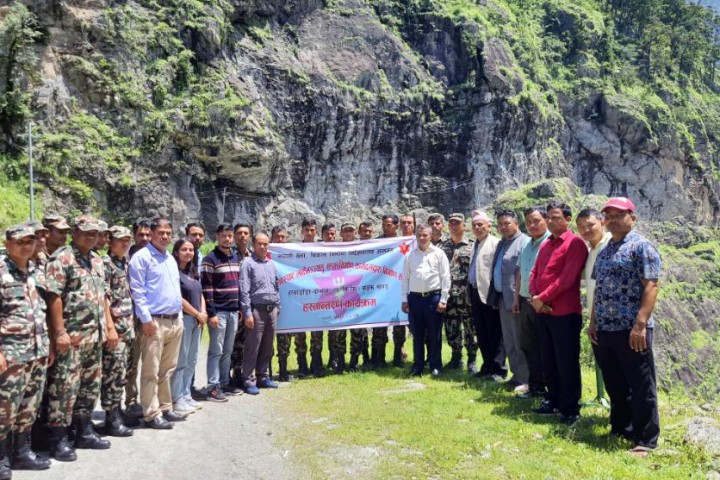 नेपाली सेनाद्धारा बेनिघाट-आरुघाट-लार्केभञ्ज्याङ १८ किमी सडक निर्माण