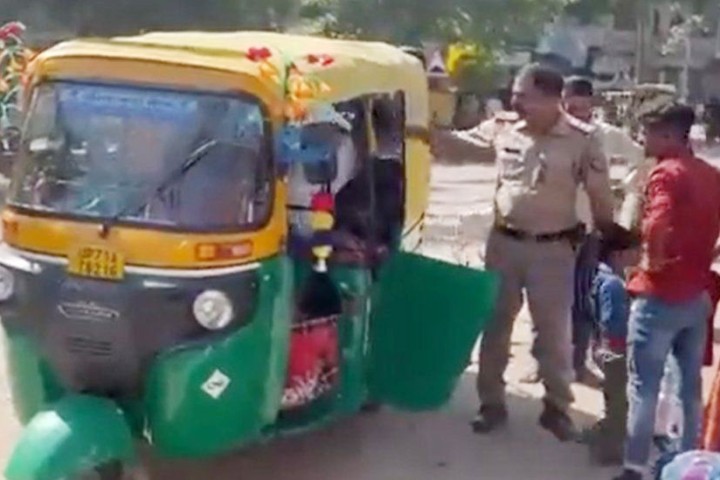 ३ जना अट्ने अटो-रिक्सामा २७ जना चढेपिछ...(भिडियोसहित)