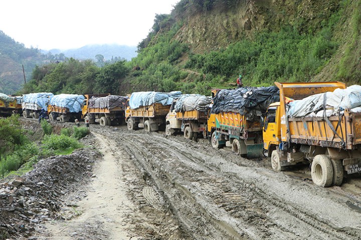 असोज १ देखि बञ्चरेडाँडामा फोहर फाल्न सधैंका लागि राेक्ने स्थानीयको घोषणा
