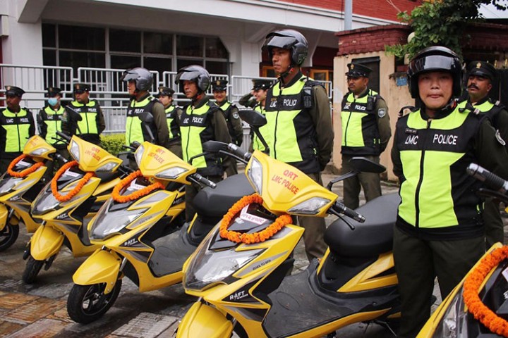 ललितपुरमा अब विद्युतीय स्कुटरबाट गस्ती, महानगरले विद्युतीय सवारी मात्र किन्ने