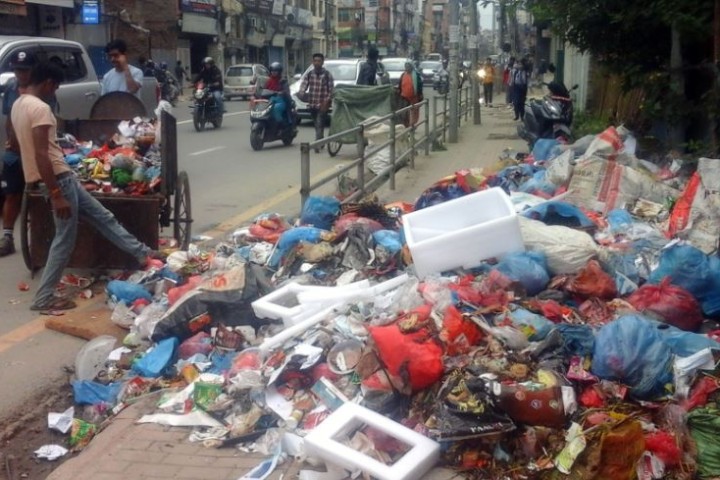 व्यवस्थापन गर्ने कम्पनीले नै थुपार्यो पैदलमार्गमै फोहर