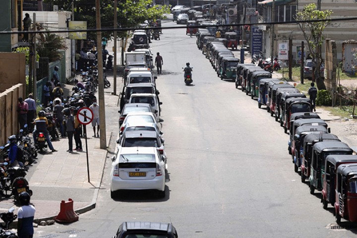 पेट्रोल भर्न १० दिनसम्म लाइनमा !