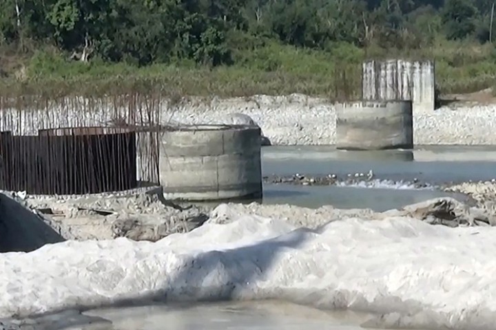 १२ वर्षम पनि बनेन अरुण नदीमा पुल, ४ करोड सकिएपछि ठेक्का रद्द