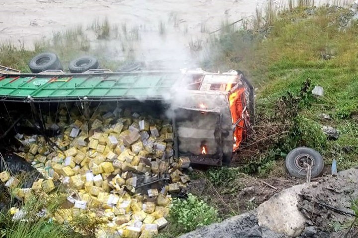तेल बोकेर काठमाडौं आउँदै गरेको ट्रक त्रिशूलीमा खस्दा आगलागी