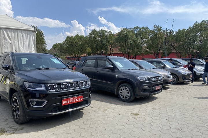 भृकुटीमण्डपमा सेकेन्ड ह्याण्ड कार मेला, ६ लाखमै कार !