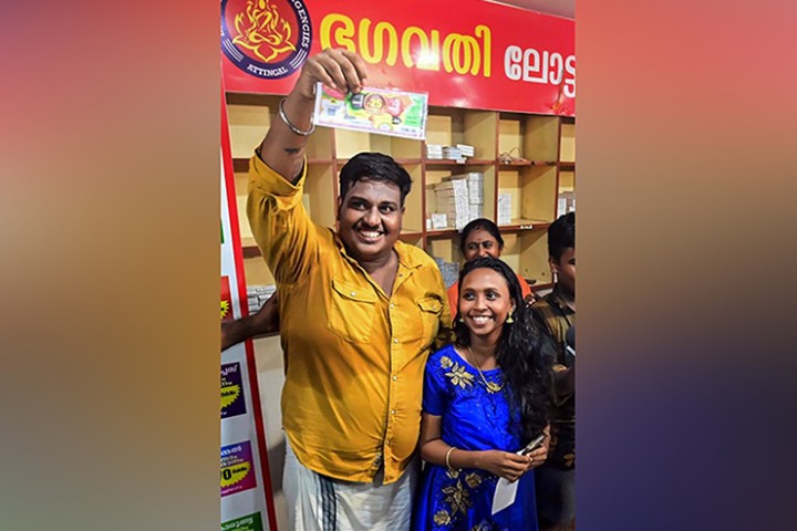 अटो ड्राइभर यसरी बने एकै रातमा करोडपति