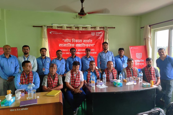 युनाइटेड सिमेन्ट्द्धारा कम्प्युटर र सिलाई मेसिन हस्तान्तरण