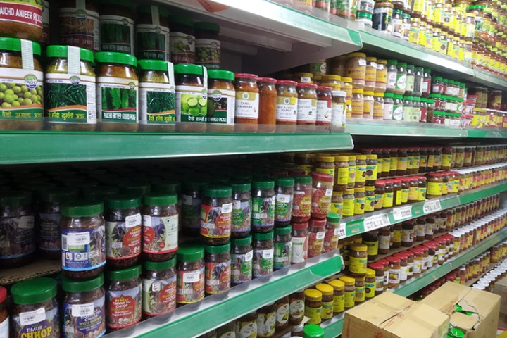 बजारमा मूलादेखि मटन, पोर्कसम्मको अचार, कुनको कति पर्छ ?