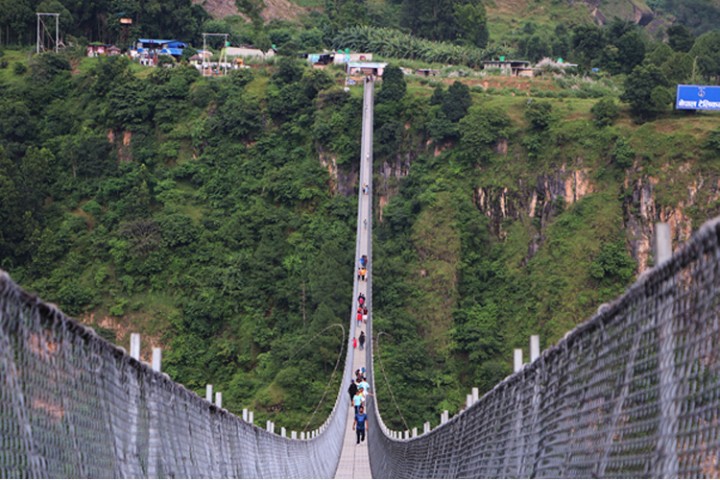 संसारकै लामो झोलुंगे पुलले बढायो पर्यटक