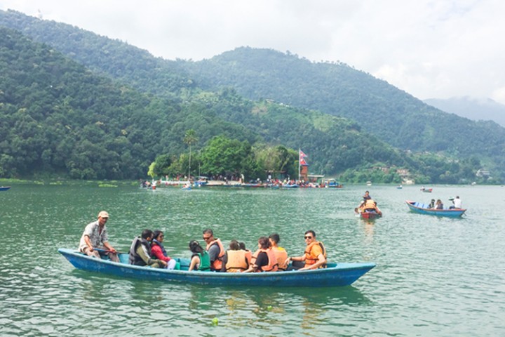 पोखरामा पर्यटकको घुइँचो, डुङ्गा व्यवसायी व्यस्त