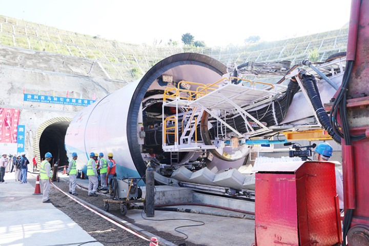 टीबीएम मेसिनले खन्न थालियो सुनकोशी मरिण डाइभसर्नको सुरुङ, २ वर्षमा पूरा हुने