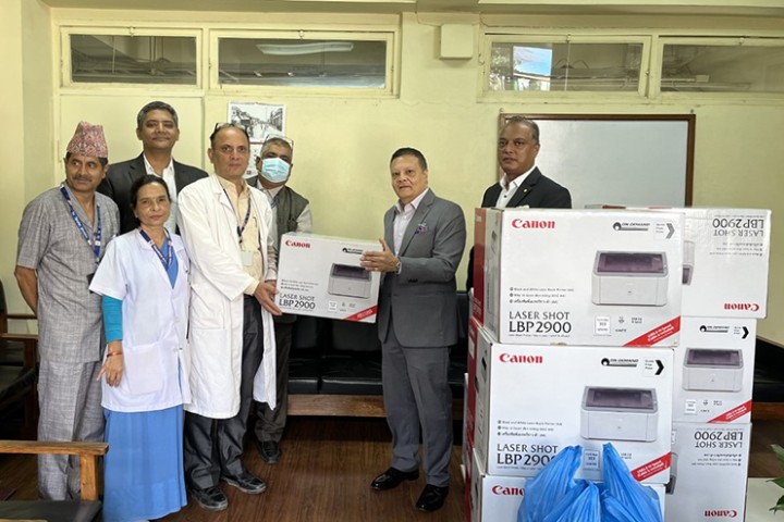 हिमालयन बैंकद्धारा त्रिवि शिक्षण अस्पताललाई बारकोड रिडर र प्रिन्टर सहयोग