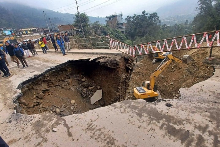 आँबुखैरेनीमा सडक भासियो, सयौं सवारीसाधन अलपत्र