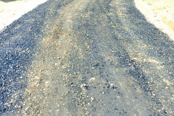 सडक कालोपत्रमा ढिलाइ गर्ने ठेकेदारलाई स्पष्टीकरण, कालोसूचीमा राख्ने चेतावनी