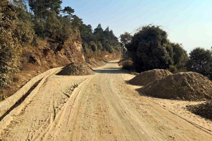 १६ करोडमा सडक निर्माणको ठेक्का लिएका निर्माण व्यावसायी सम्पर्कविहीन