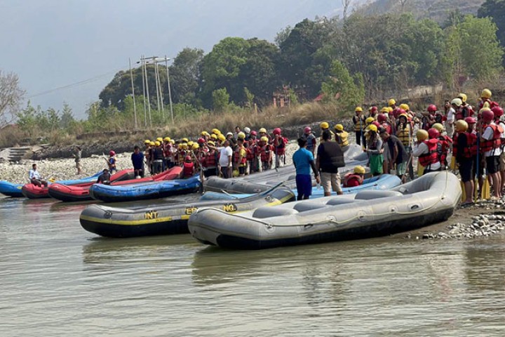 गर्मी सुरू भएसँगै सुनकोसीमा र्‍याफ्टिङ गर्नेको भीड