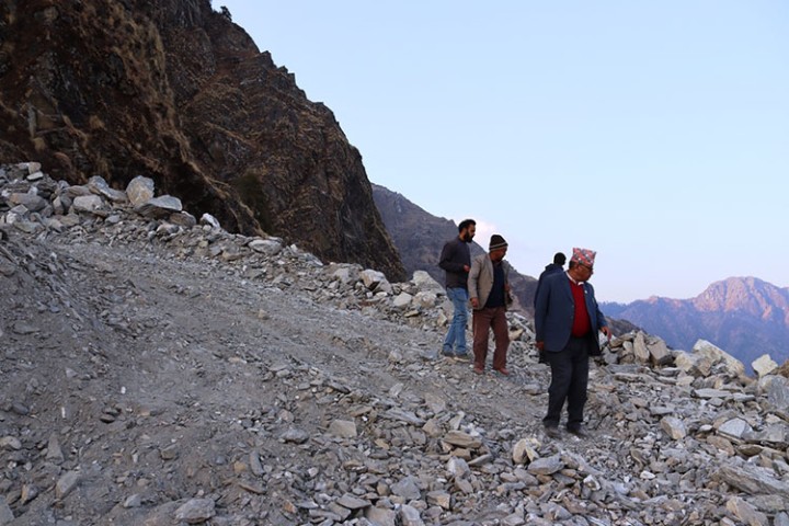 कर्णालीको मेरुदण्ड त्रिदेशीय महावु सडक, ठेकेदारको लापरबाहीले निर्माण सुस्त