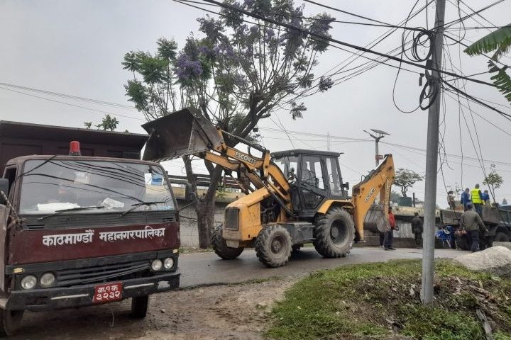 महानगरले हटायो सिहंदरबार अगाडिका अवैध संरचना
