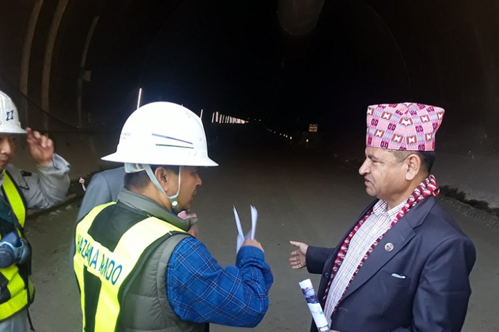 भौतिक पूर्वाधारमन्त्री र विश्व बैंकको टोलीद्वारा नागढुङ्गा सुरुङमार्गको अनुगमन