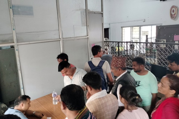 १०० रुपैयाँ बढीको सामान ल्याउन कडाइपछि भन्सारमा प्रज्ञापनपत्र भर्ने बढे