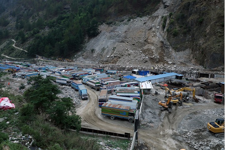 केरूङ-रसुवागढी सडक संचालनमा आउन डेढ महिना लाग्ने, २०० कन्टेनर भन्सारमा रोकिए