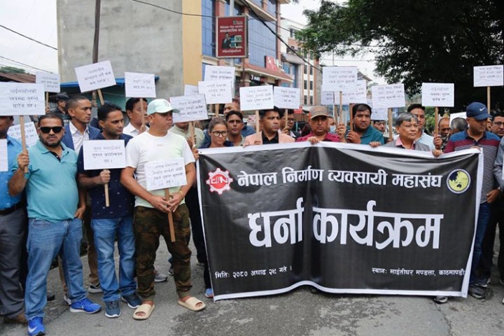 सरकारले भुक्तानी नदिएपछि सडकमा उत्रिए निर्माण व्यवसायी