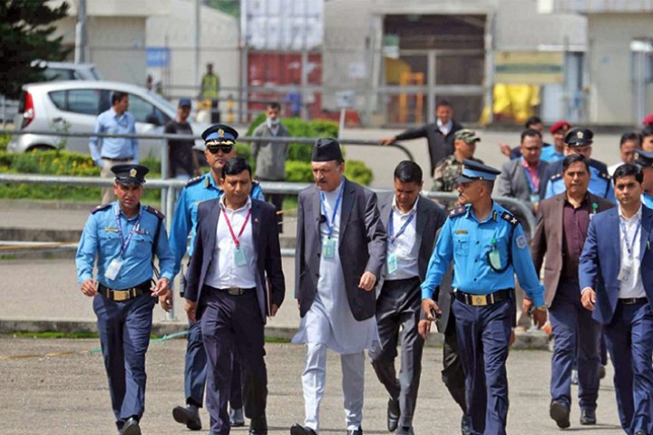 दृढताका साथ काम गर्न विमानस्थलका कर्मचारीलाई अर्थमन्त्रीको निर्देशन