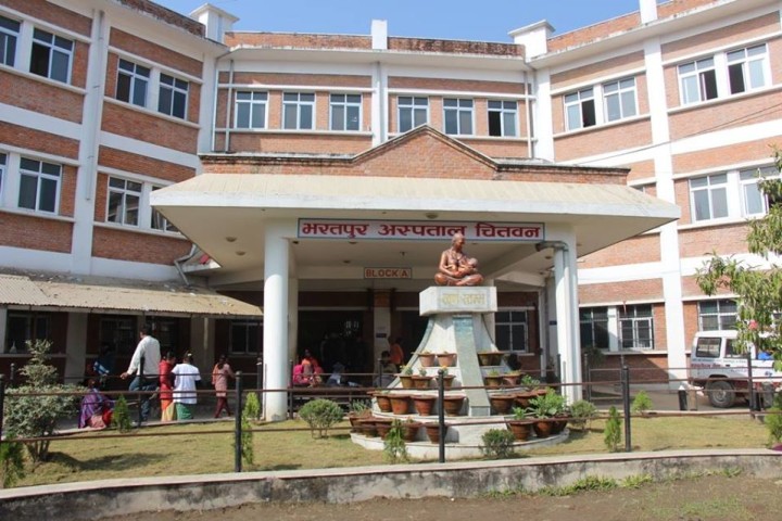 भरतपुर अस्पतालको जग्गा बाँडेर सकियो, पार्किङ गर्न सडक कब्जा