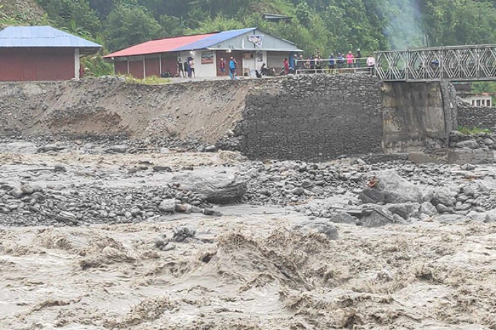 मेलम्ची खानेपानी मुहान जाने सडक बाढीले क्षति पुर्‍यायो