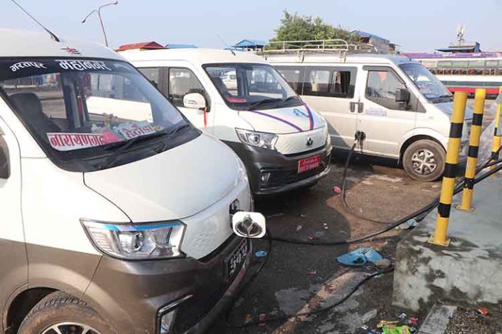 चितवनबाट लामो दूरीमा गुड्न थाले विद्युतीय गाडी, विभिन्न रुटमा ४६ बस संचालन