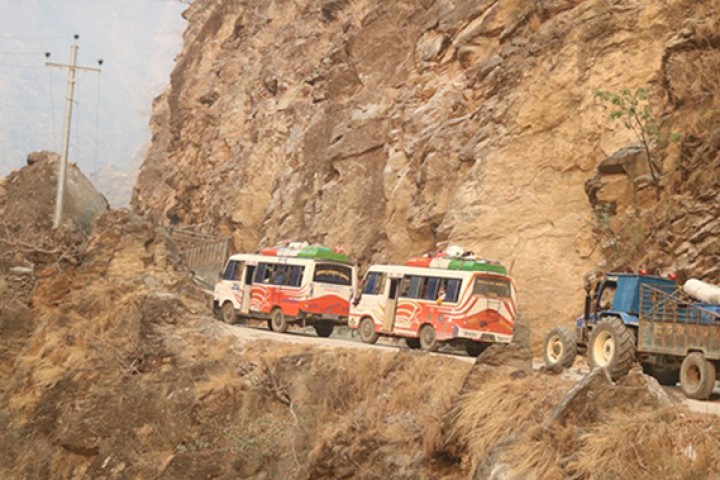 कर्णालीका सडकमा यात्रा, भगवान् भरोसा !