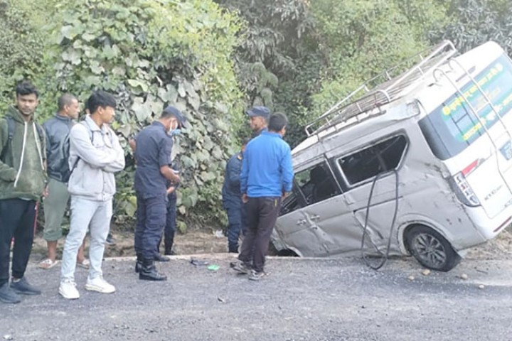 मोटरसाइकललाई ठक्कर दिएर भागेको गाडी नालीमा खस्यो, एकको मृत्यु, ८ घाइते