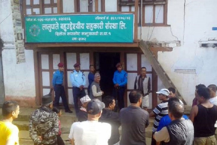 साढे ४ हजार बचतकर्ताको रकम अपचलन गर्ने लालुपाते सहकारीका उपाध्यक्षसहित ५ जना पक्राउ