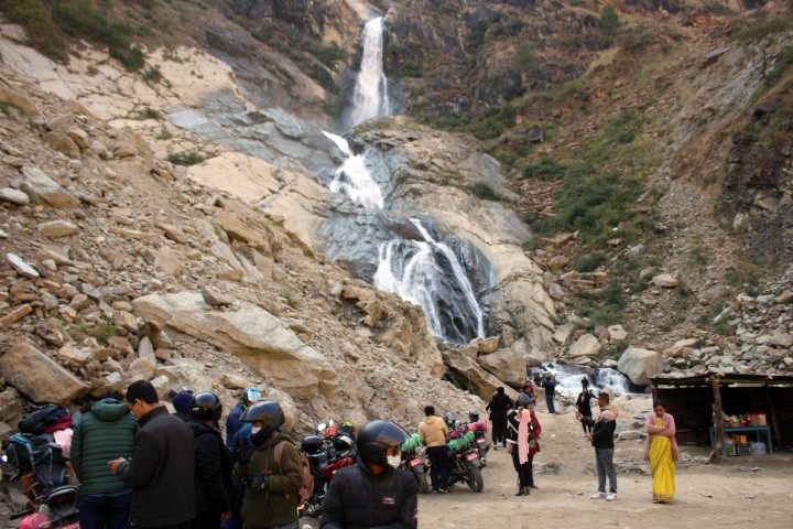 पर्यटकको रोजाइमा रुप्से झरना, दैनिक पुग्छन् १ हजार हाराहारी