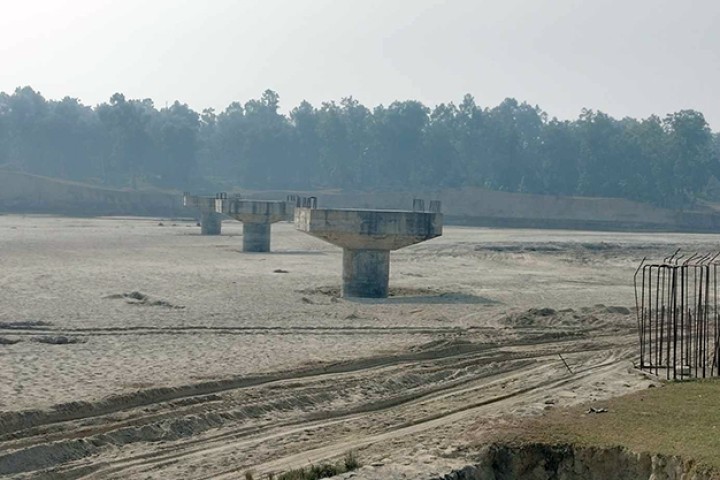 ठेकेदारको चरम लापारबाही : ३ वर्षमा सक्नुपर्ने पुल ८ वर्षमा बनेन, ३ पिलर मात्रै ठडिए