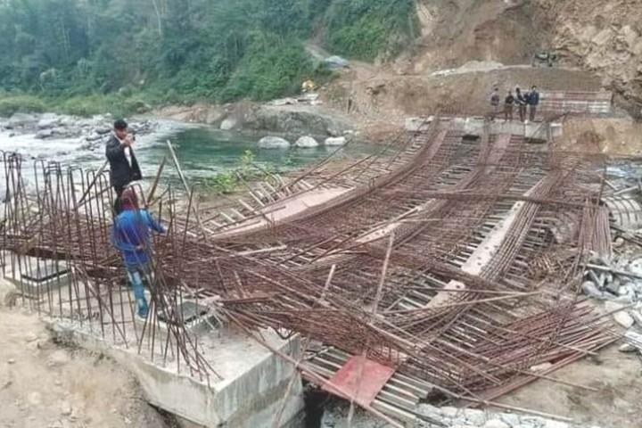 ढलान गर्ने तयारी गरिएको मोटरेबल पुल भत्कियो